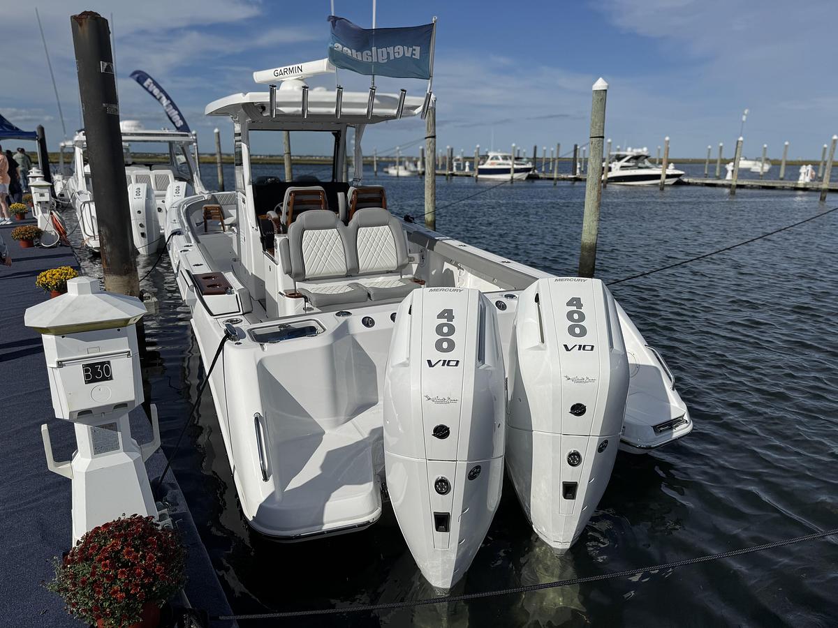 2025 Everglades 315 Center Console