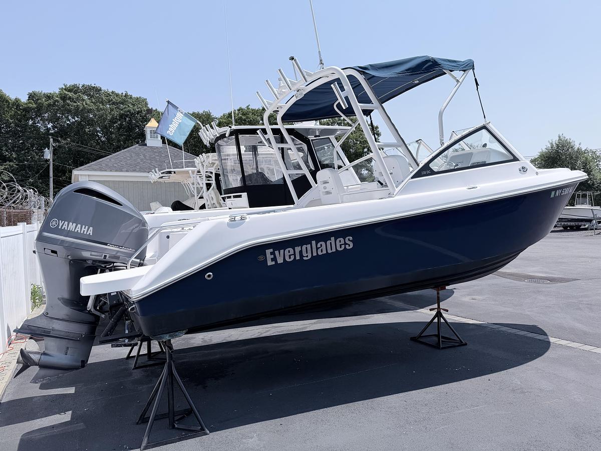 Used 2014 Everglades 230DC