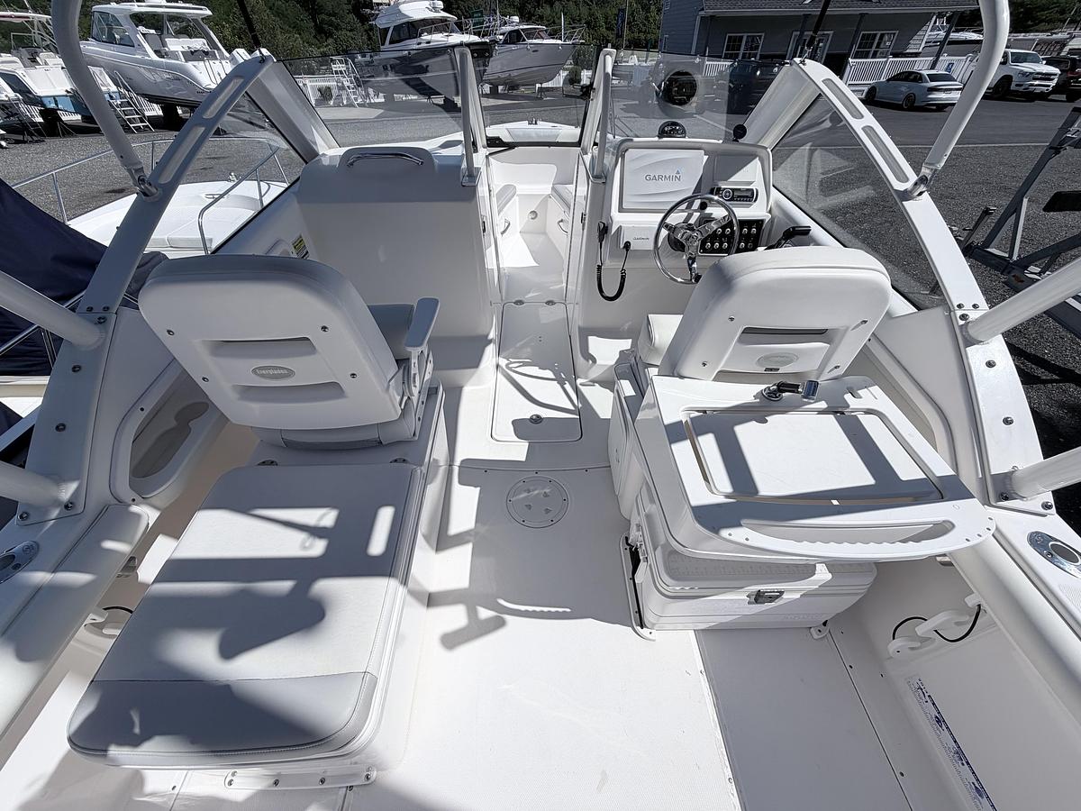 Used 2014 Everglades 230DC