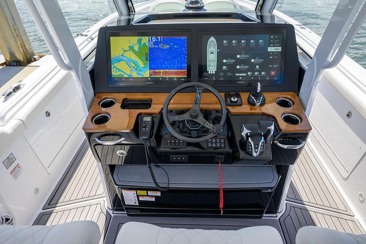 2025 Everglades 375 Center Console