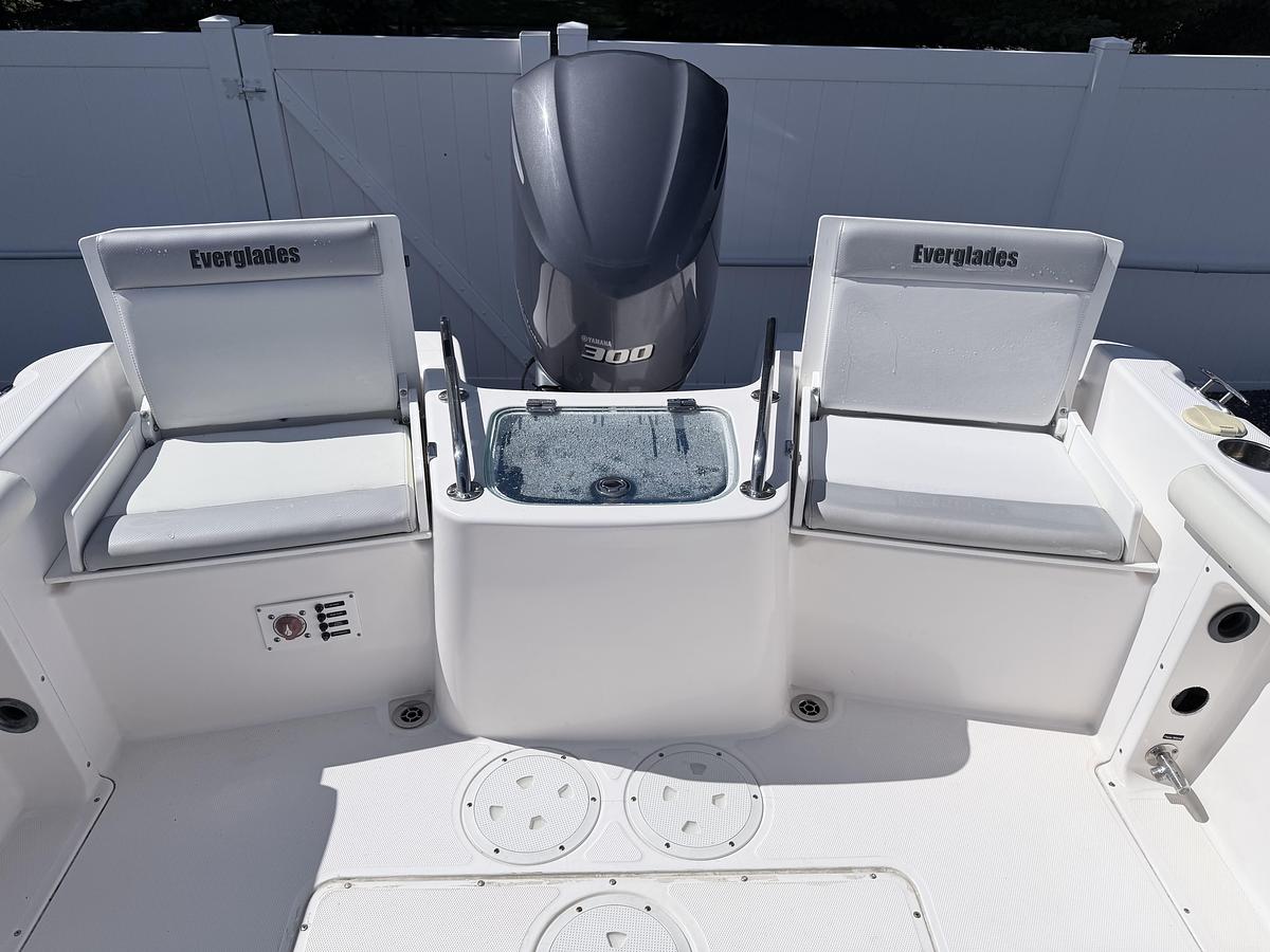 Used 2014 Everglades 230DC