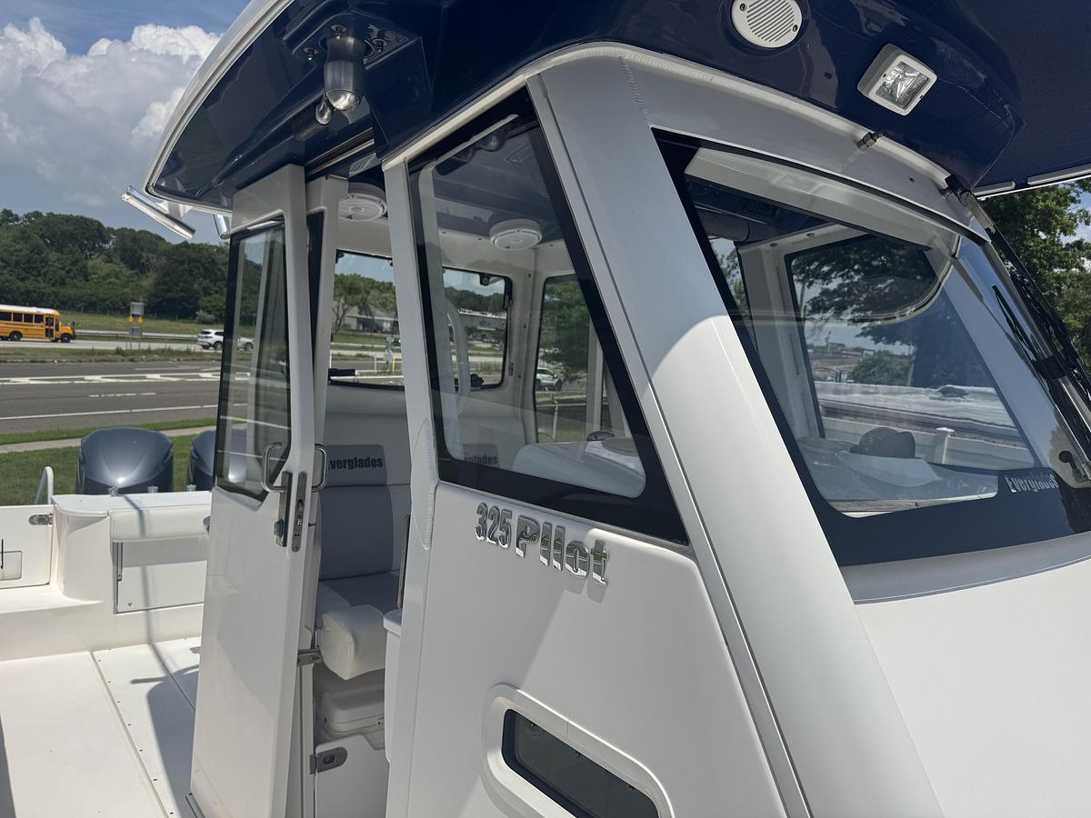 Used 2012 Everglades 325 Pilot