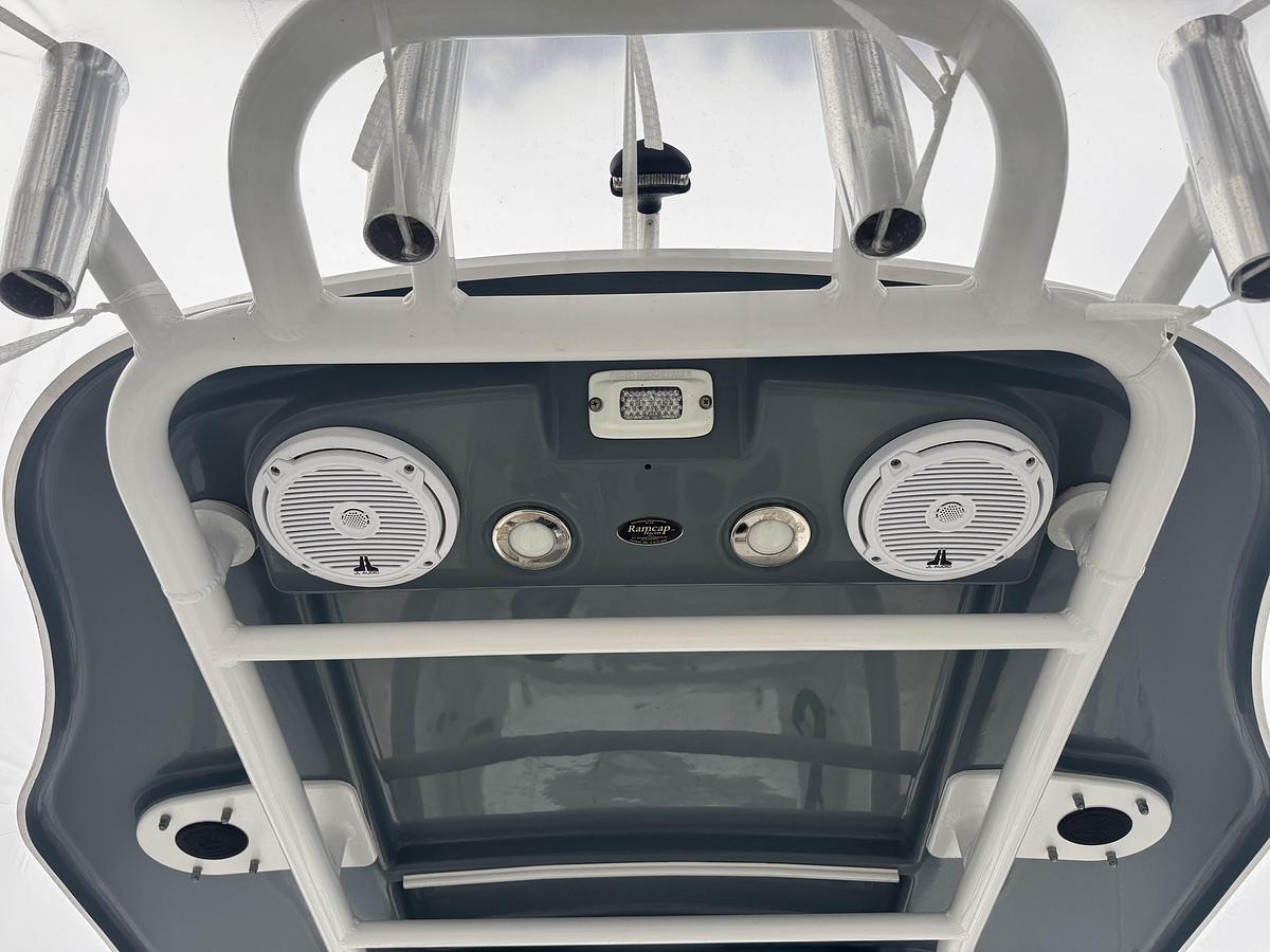 Used 2017 Everglades 230 Center Console