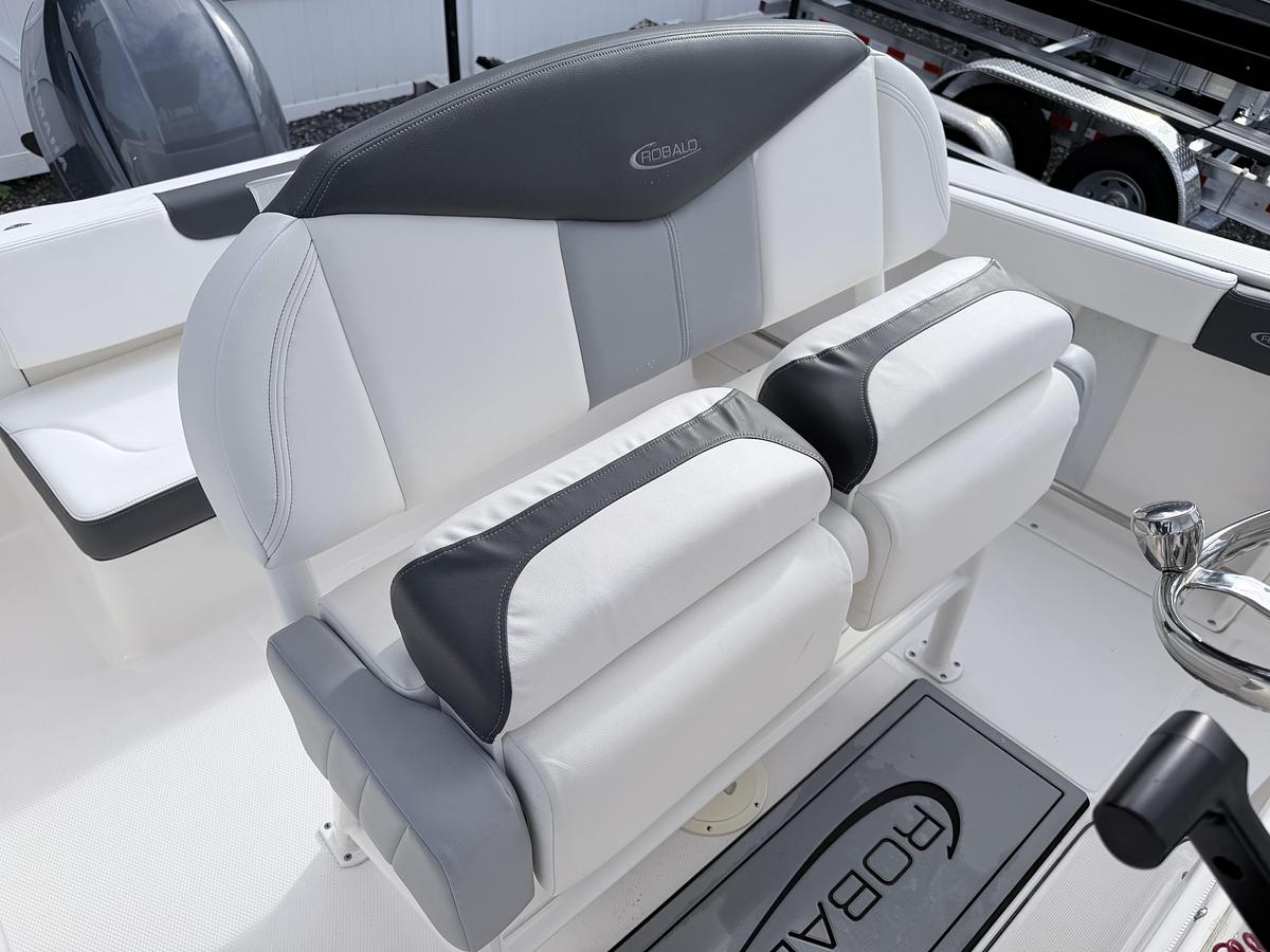 Used 2022 Robalo R222 Explorer