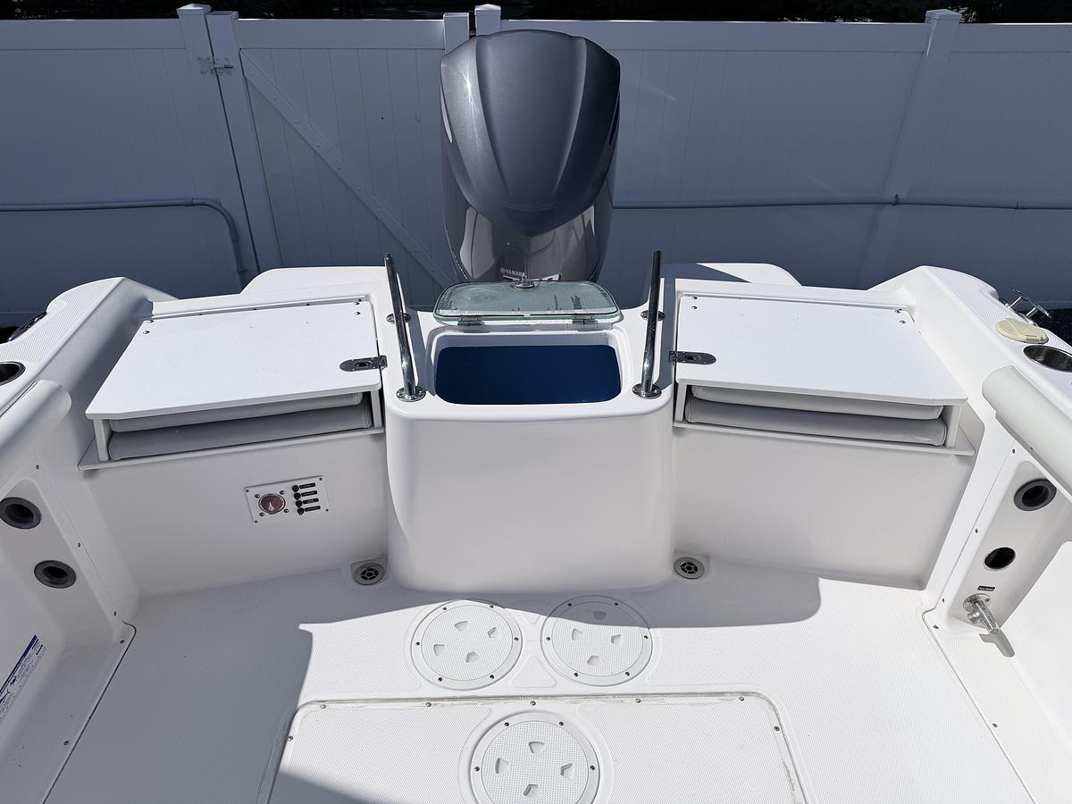 Used 2014 Everglades 230DC