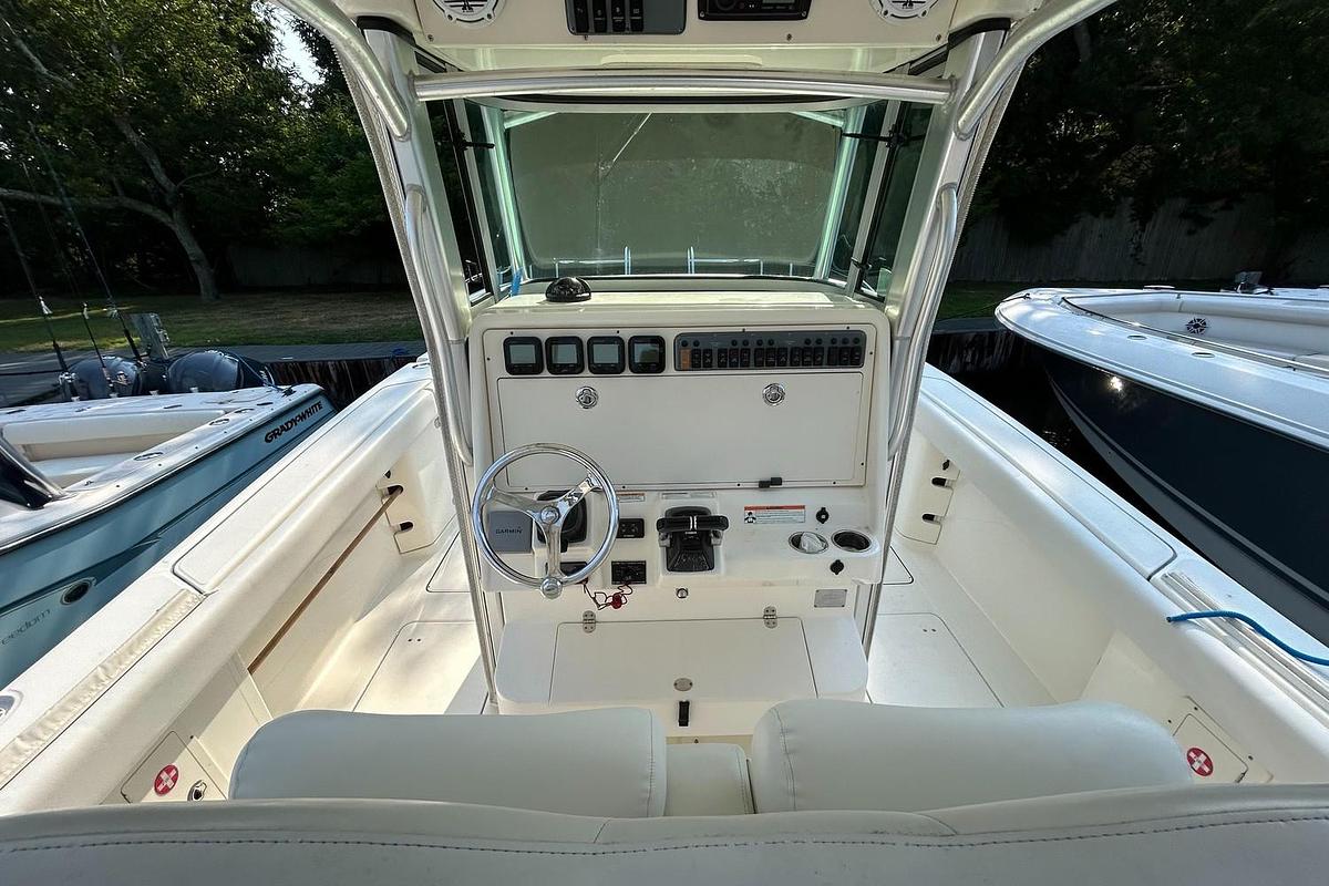 Used 2012 World Cat 320 CC