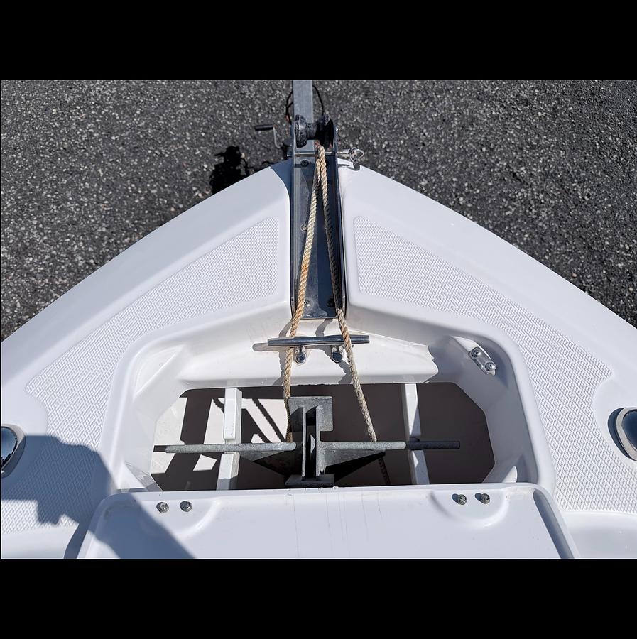 Used 2014 Everglades 230DC