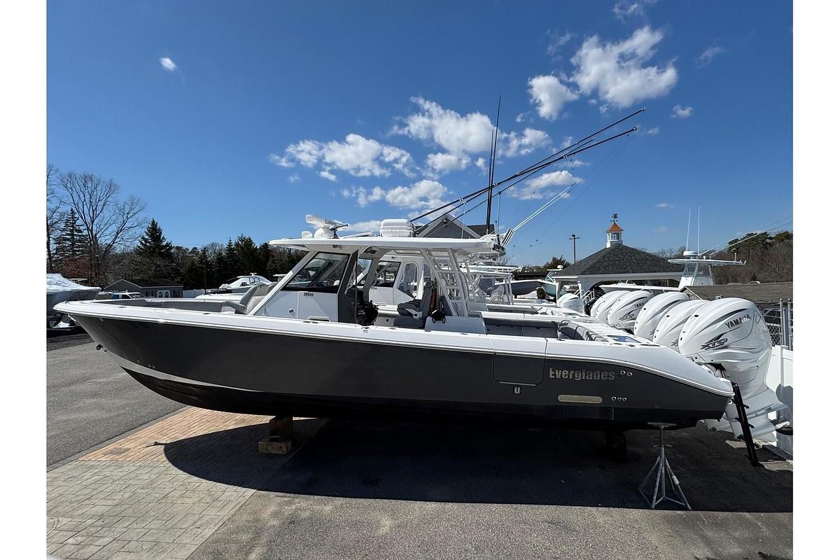 Used 2022 Everglades 395cc