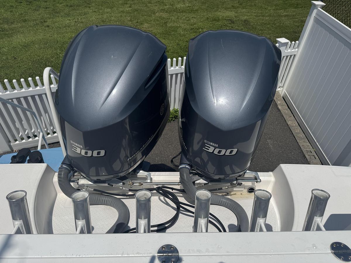 Used 2012 Everglades 325 Pilot