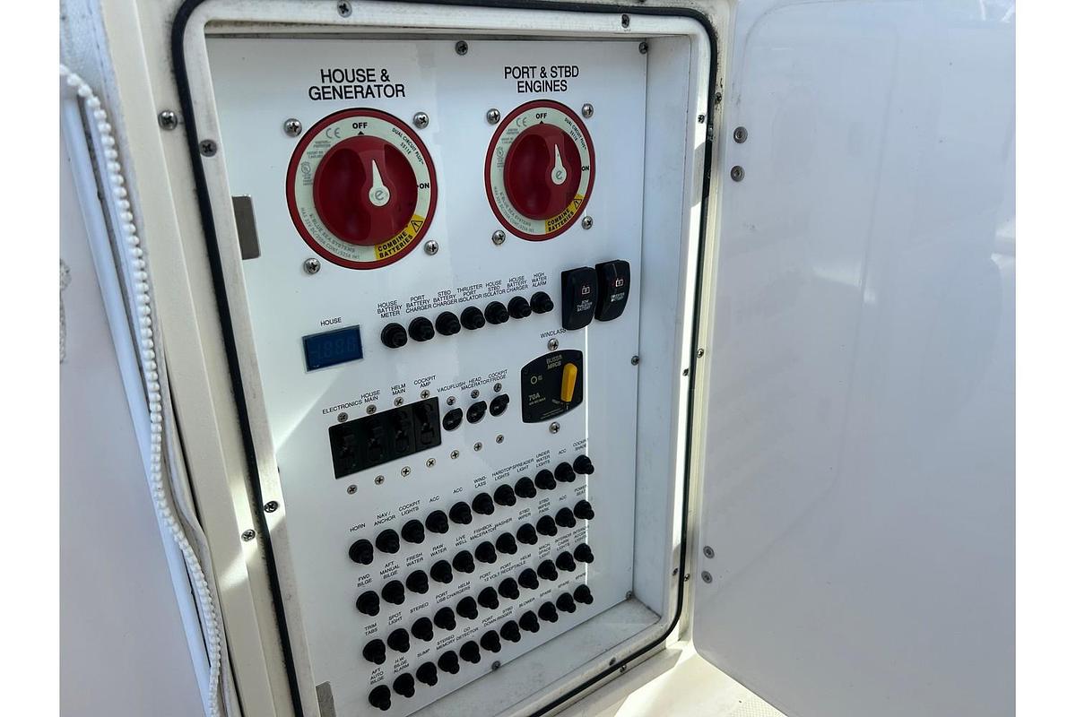 Used 2015 Pursuit DC 325 Dual Console