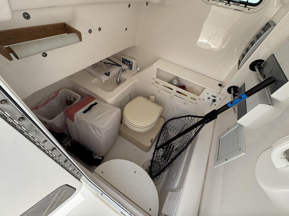 Used 2012 Everglades 325 Pilot