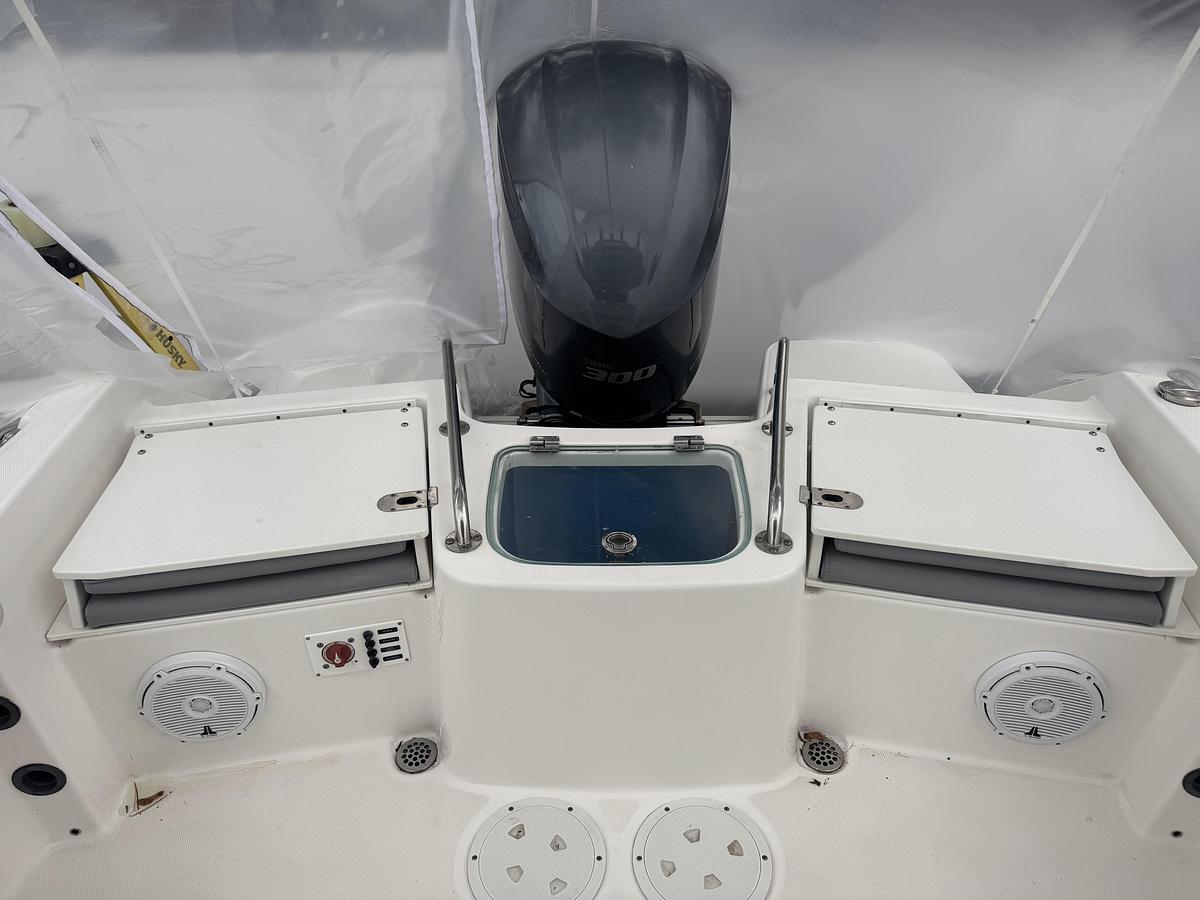 Used 2017 Everglades 230 Center Console