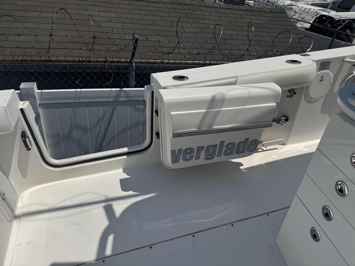 Used 2012 Everglades 325 Pilot