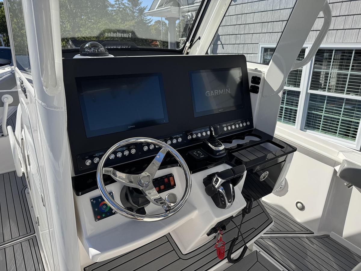 Used 2021 Everglades 295 Center Console