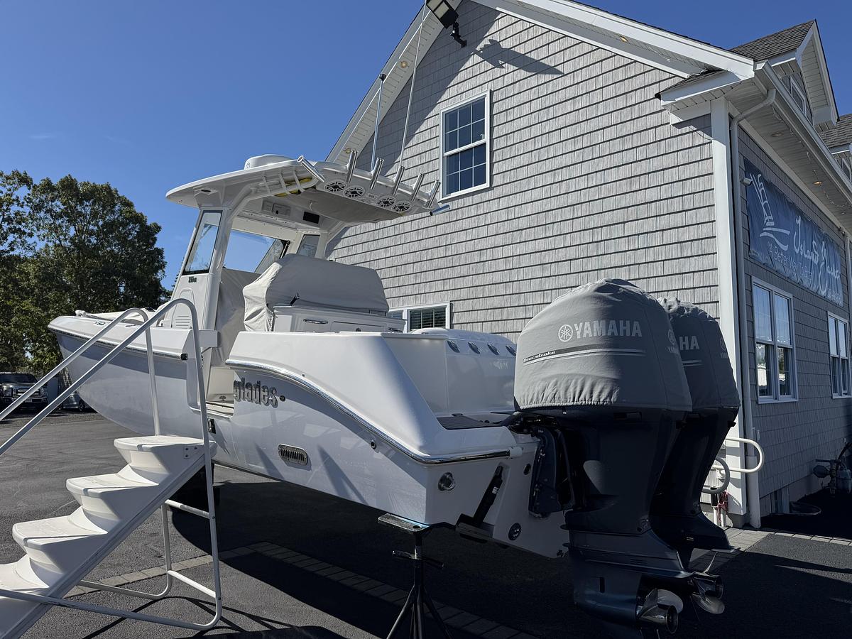 Used 2021 Everglades 295 Center Console