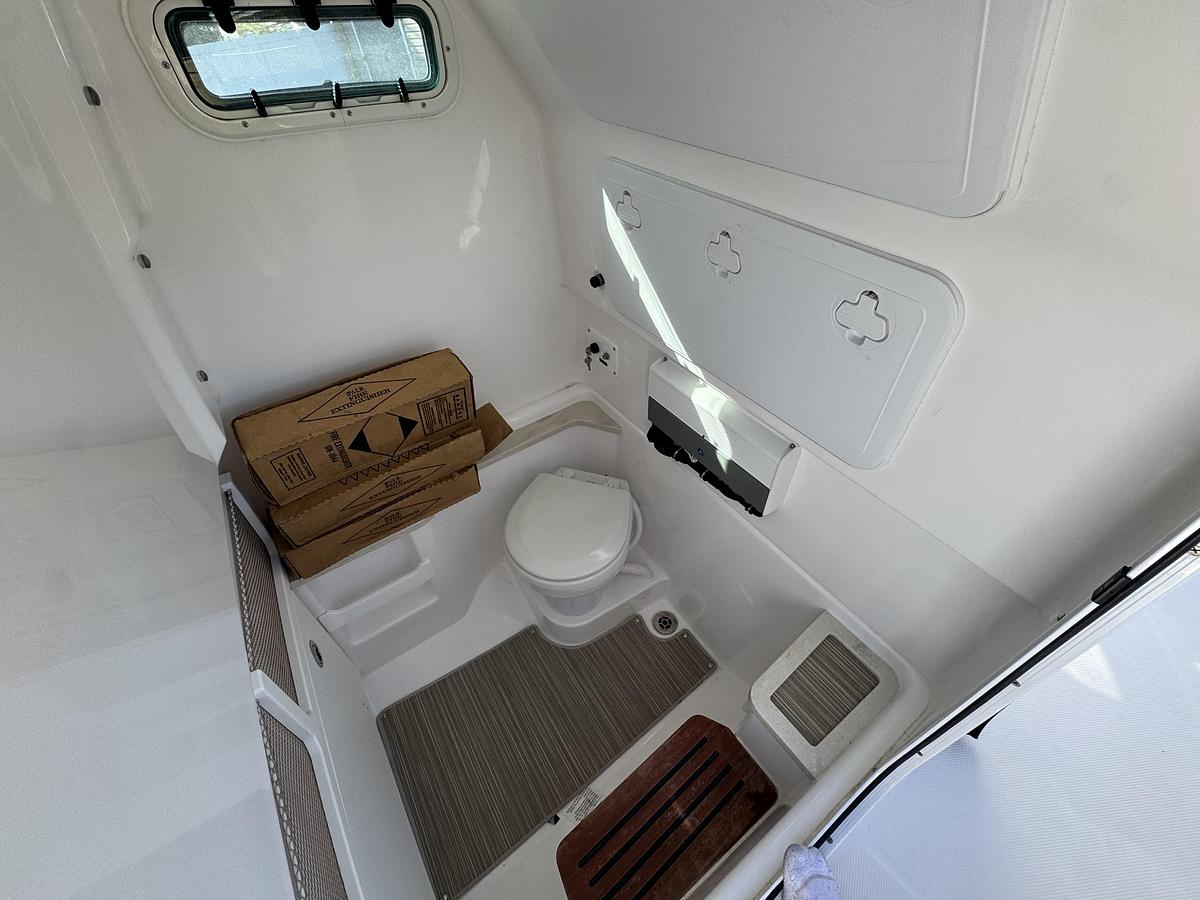 Used 2019 Everglades 273 Center Console