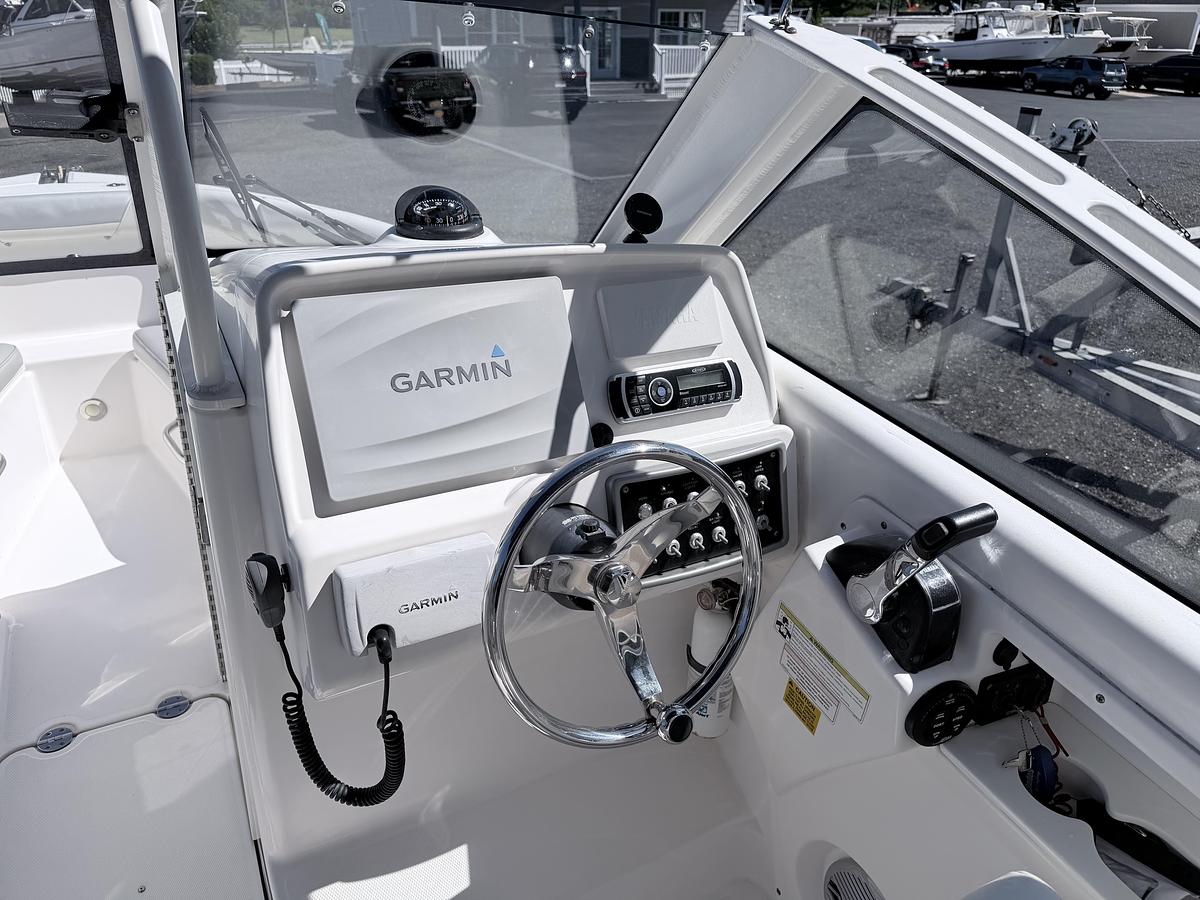 Used 2014 Everglades 230DC