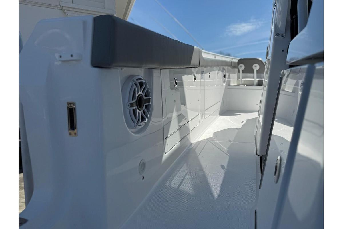 2025 Everglades 285 Center Console