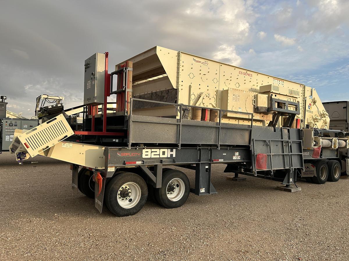 Used New Terex Cedarapids 8 x 20′ Triple Deck Horizontal Portable Screening Plant