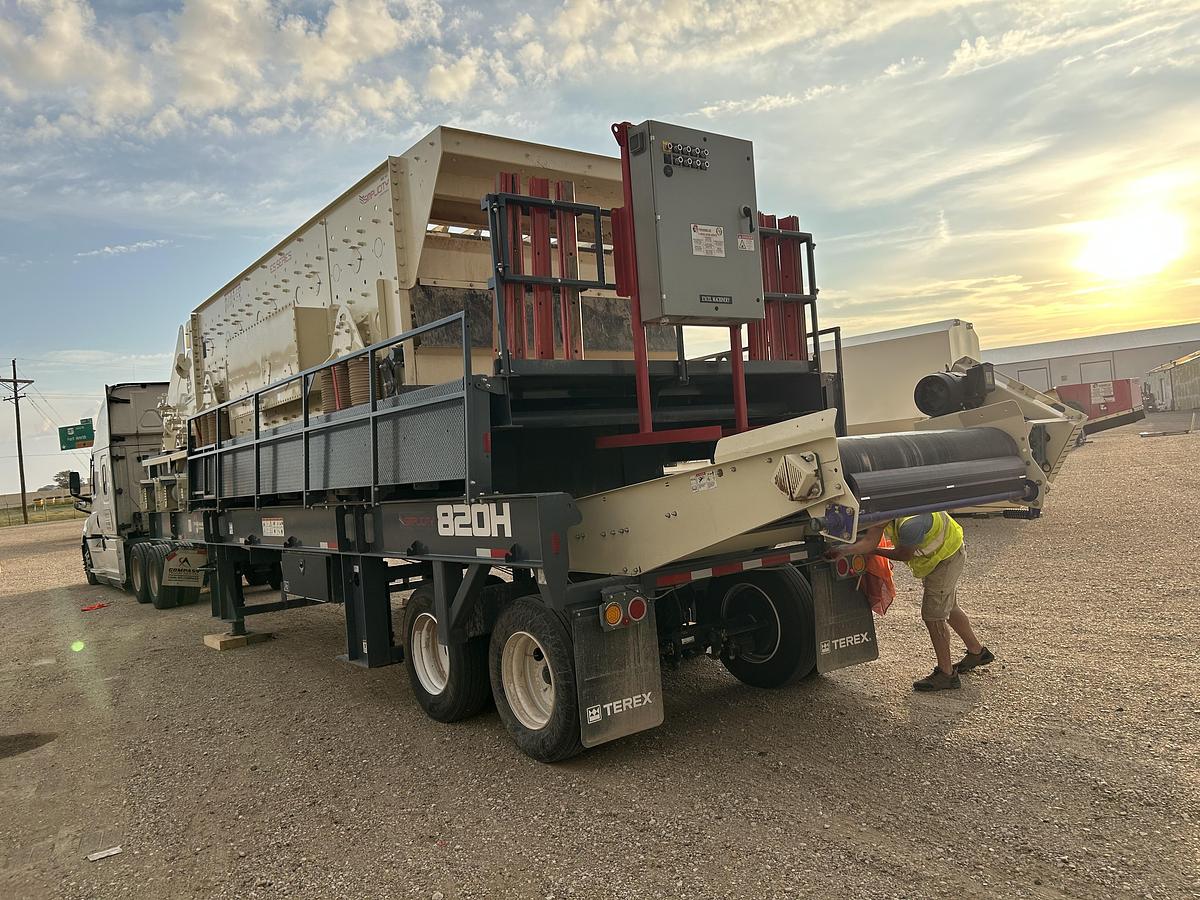 Used New Terex Cedarapids 8 x 20′ Triple Deck Horizontal Portable Screening Plant