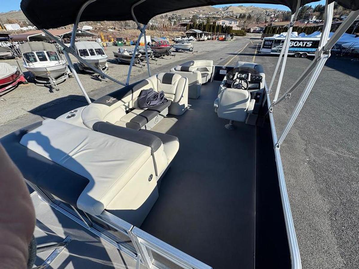 Used 2021 SunChaser GENEVA 24 TRI