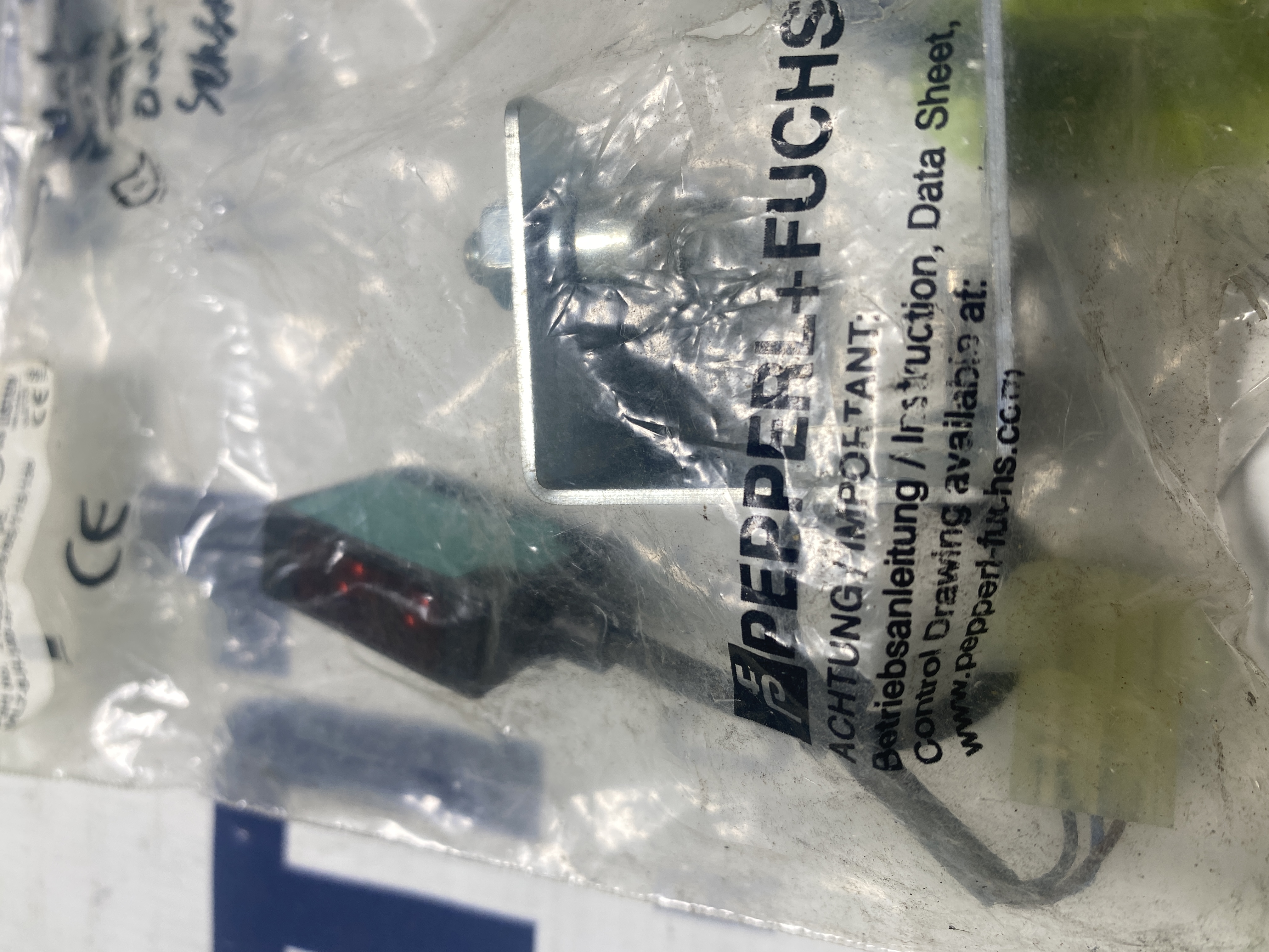 Pepperl+Fuchs ML7-8-H-140-RT-4369/65/115/136 Background Suppression Sensor w/ Bracket