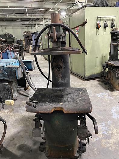 Used INTERNATIONAL JOLT SQUEEZE MACHINE