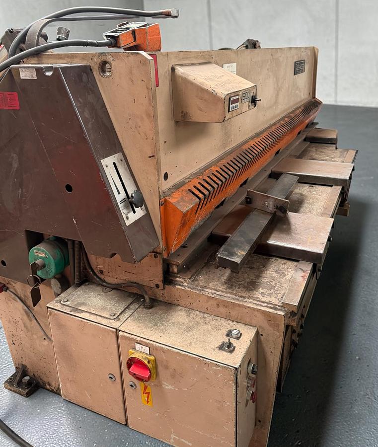 Used Edwards Pearson 6.5/2500mm Truecut Hydraulic Guillotine