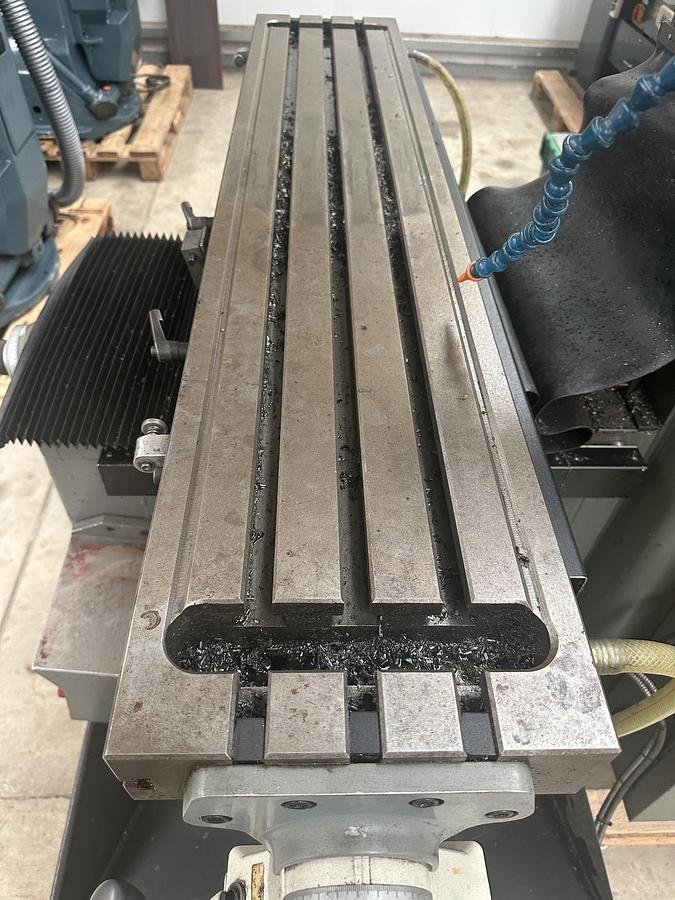 Used KRV 2000Turret Milling Machine