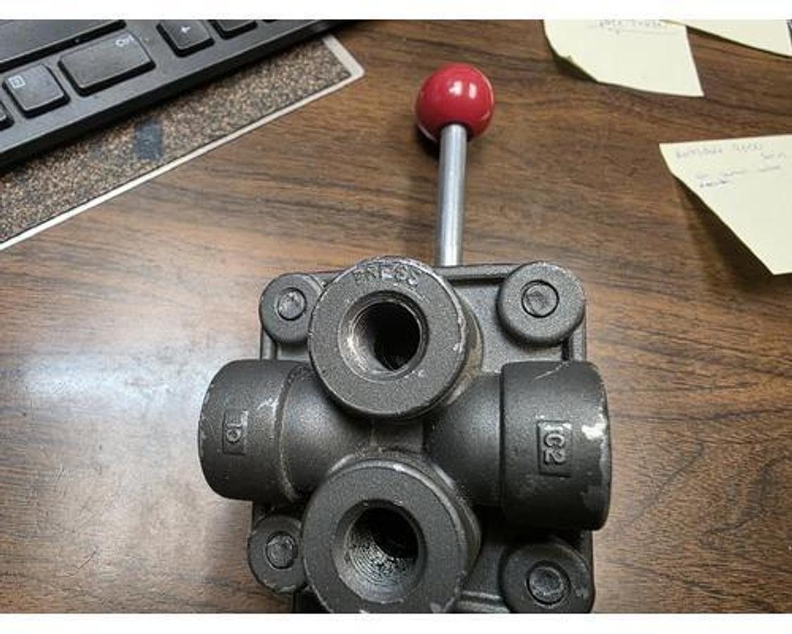 Used USED BARKSDALE 9000 SERIES MANUAL AIR CONTROL VALVE 1/4" PORTS