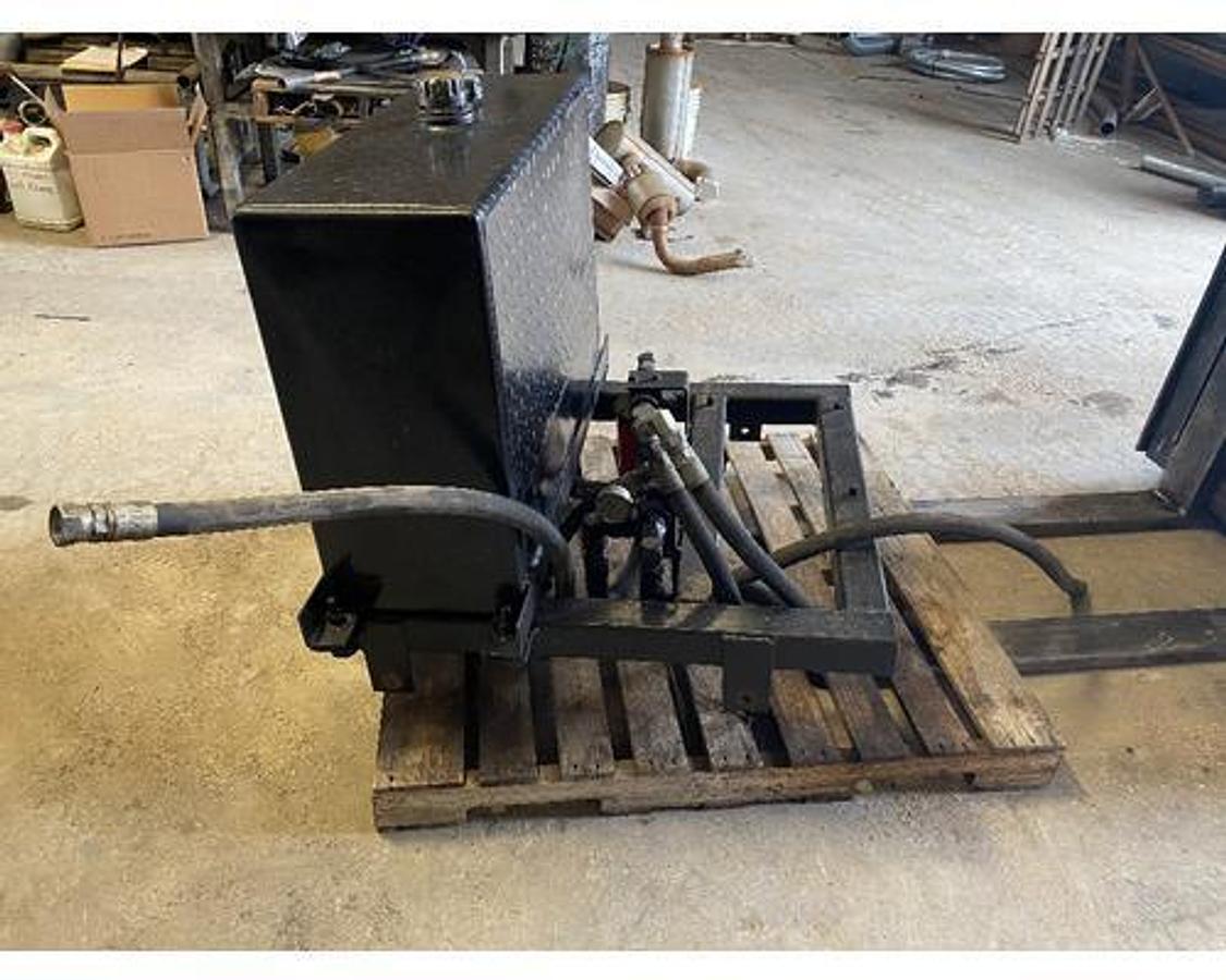 Used GOOD USED BEHIND THE CAB 50 GALLON STEEL HYDRAULIC TANK, READY TO BE MOUNTED INCLUDES FILTER & RELIEF VALVE