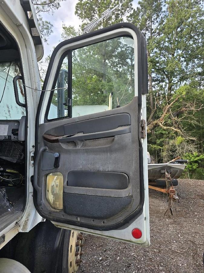 Used 2005 Freightliner CENTURY