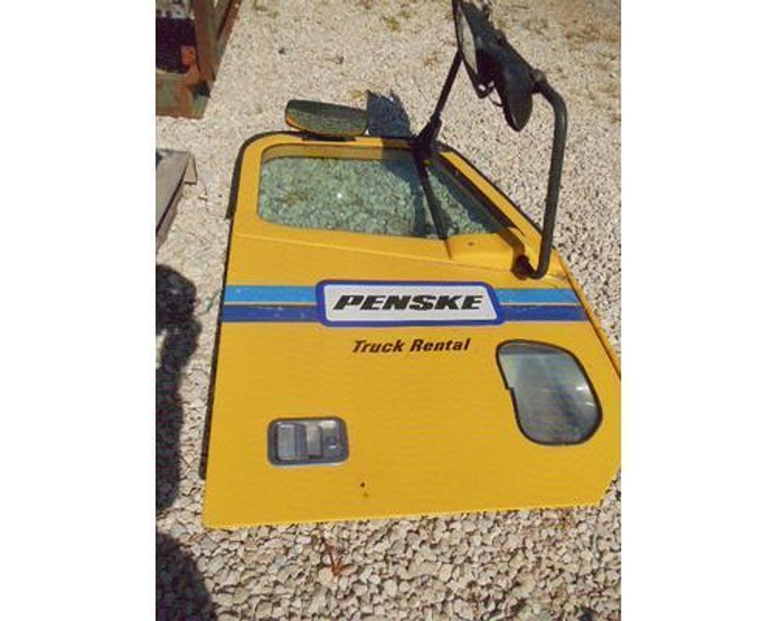 Used 2005 FREIGHTLINER COLUMBIA R/S DOOR,