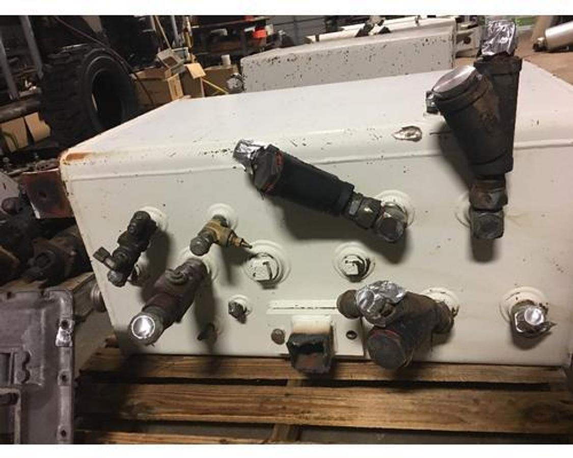 Used 75 GALLON HYDRAULIC TANK, RECTANGULAR, L: 37" W: 24" H: 20"