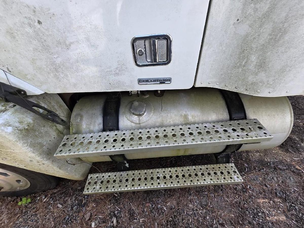 Used 2004 Freightliner COLUMBIA 120