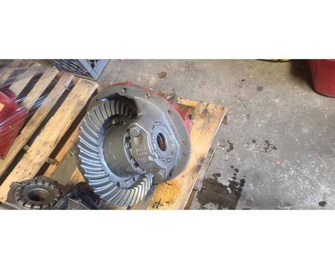Used GOOD USED EATON RSP40 REAR/REAR DIFFERENTIAL 3.90 RATIO EXC.