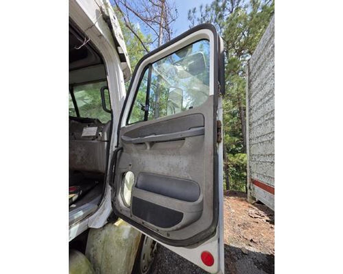 Used 2004 Freightliner COLUMBIA 120