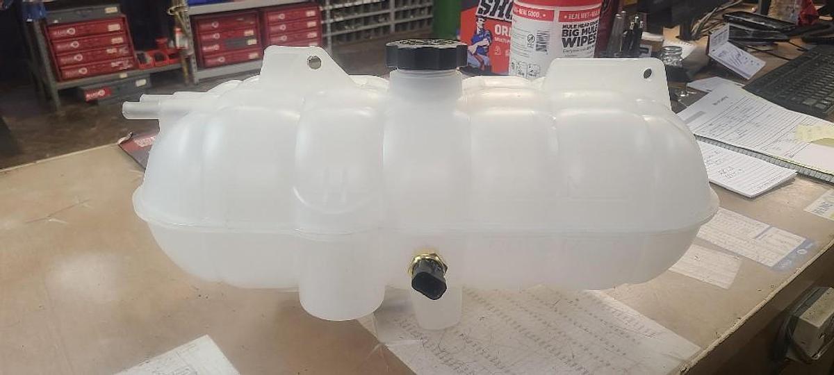 New surplus NEW SURPLUS FREIGHTLINER SURGE TANK # 0523045001