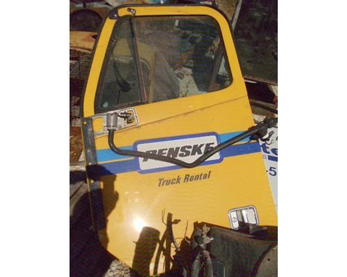 Used 2005 FREIGHTLINER COLUMBIA L/S DOOR,