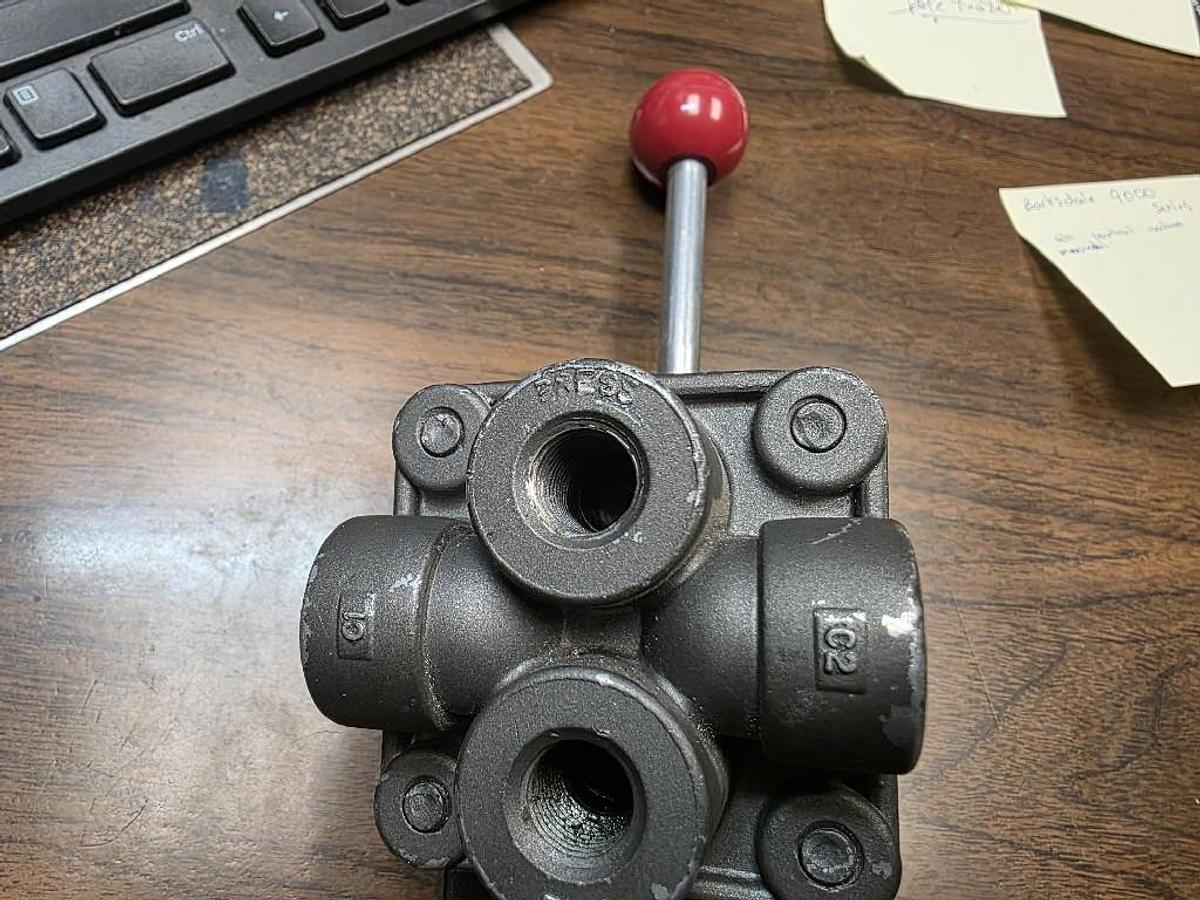 Used USED BARKSDALE 9000 SERIES MANUAL AIR CONTROL VALVE 1/4" PORTS