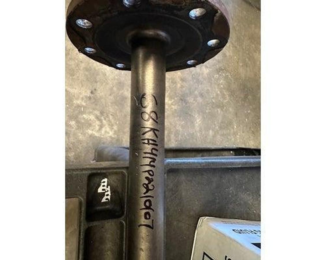 Used GOOD USED MACK CRD150/151 AXLE SHAFT BSH-5447
68KH414 # 21404108
Drive Axle 36-1/16 inch Body Length 43 Splines 2.190 inch Spline Outer Diameter T8-43/64 Hole