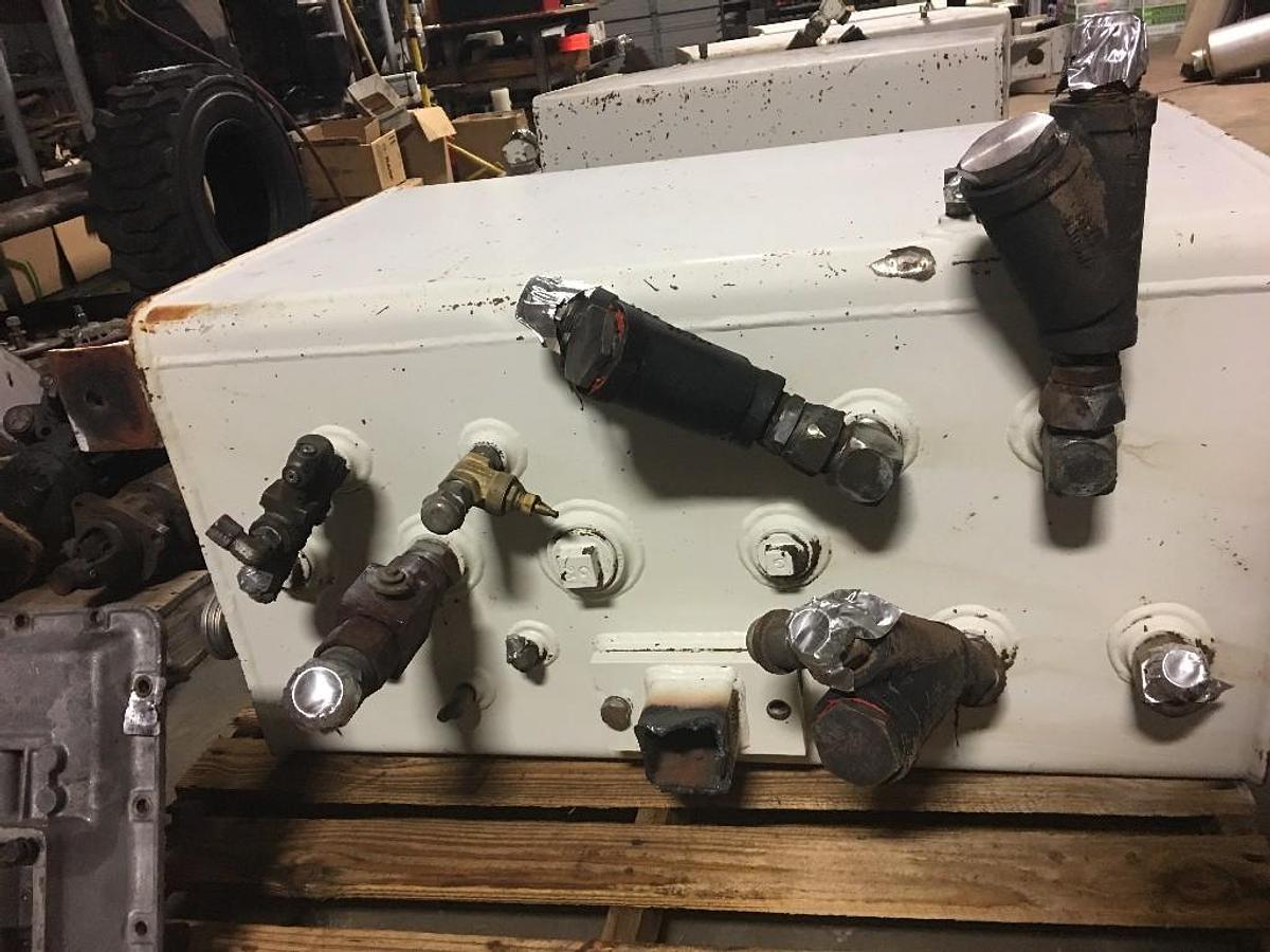 Used 75 GALLON HYDRAULIC TANK, RECTANGULAR, L: 37" W: 24" H: 20"