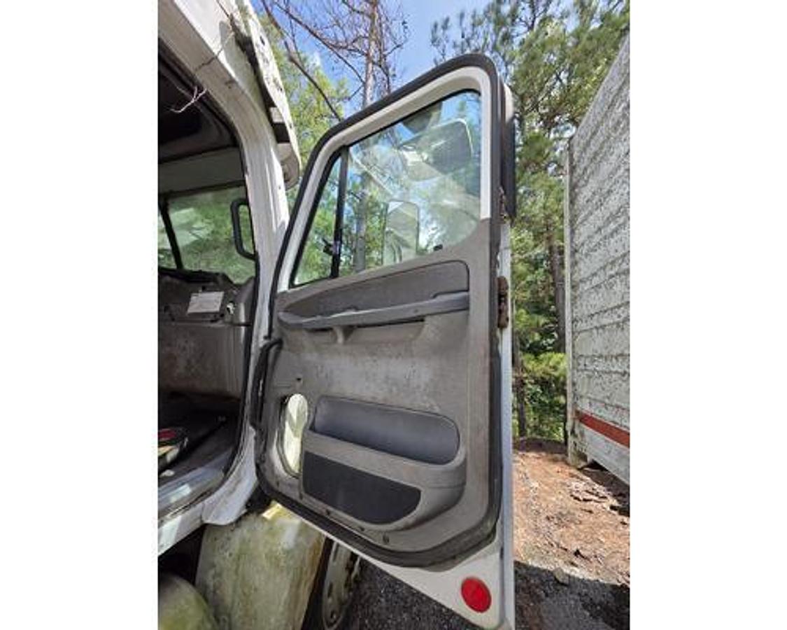 Used 2004 Freightliner COLUMBIA 120