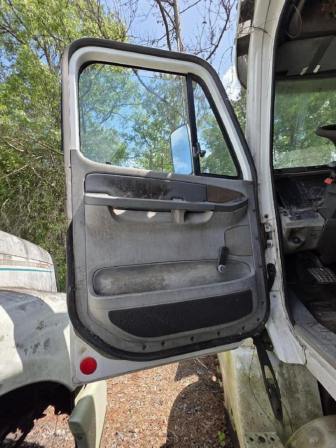 Used 2004 Freightliner COLUMBIA 120