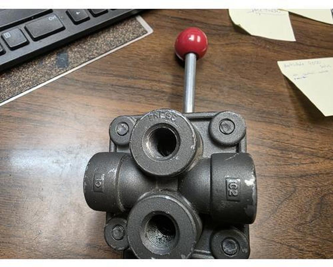 Used USED BARKSDALE 9000 SERIES MANUAL AIR CONTROL VALVE 1/4" PORTS