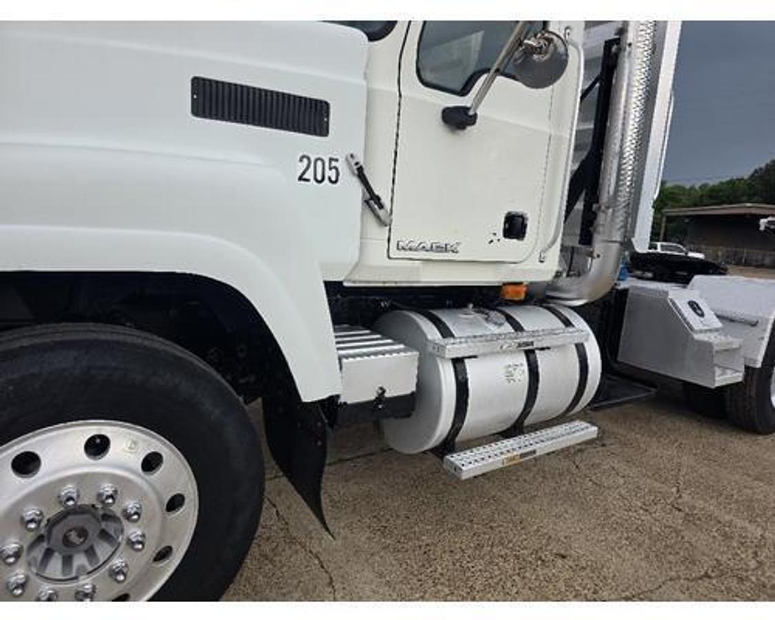 Used 2010 Mack CHU613