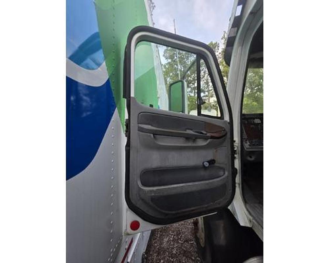 Used 2005 Freightliner CENTURY