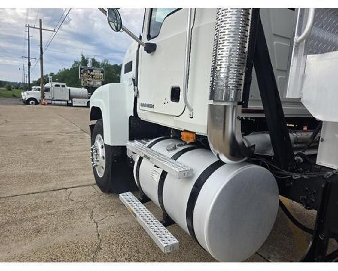 Used 2010 Mack CHU613