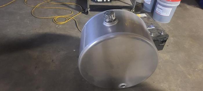 New surplus NEW SURPLUS POLISHED ALLUMINUM 24" X 15" 25 GAL. HYDRAULIC TANK