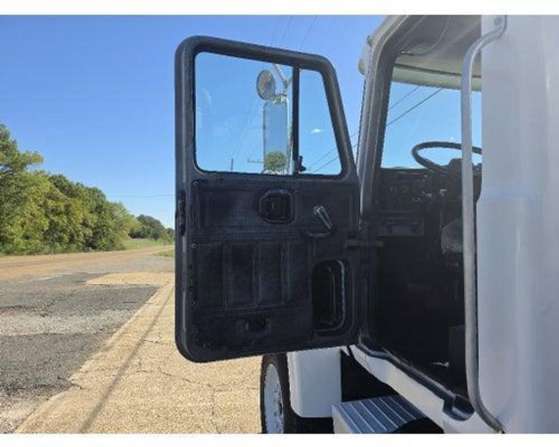 Used 2000 Mack CHU613